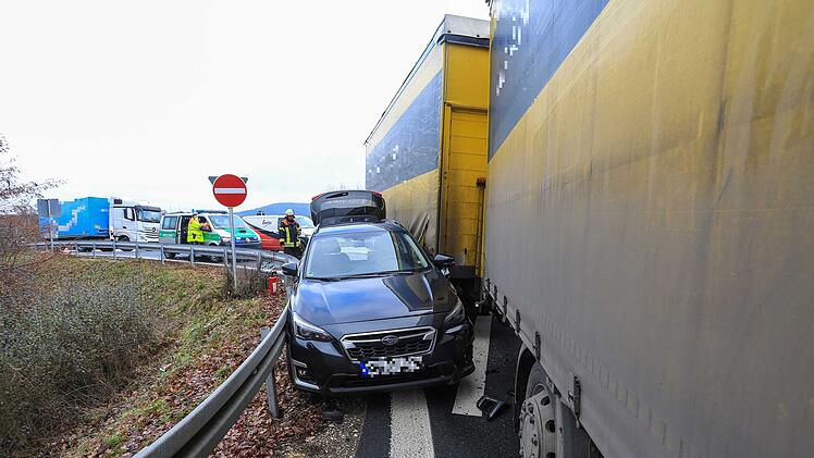 Auto wird zwischen Leitplanke und Lastwagen eingeklemmt