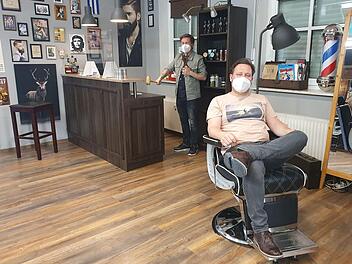 Jonas Müller (vorne) hat den ersten Termin am Montag um 9 Uhr in Frank Walthers Barbershop ersteigert. Foto: Christine Fischer