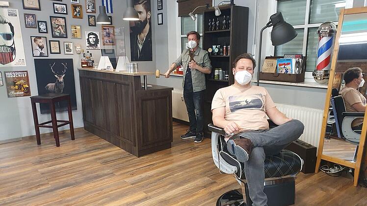 Jonas Müller (vorne) hat den ersten Termin am Montag um 9 Uhr in Frank Walthers Barbershop ersteigert. Foto: Christine Fischer