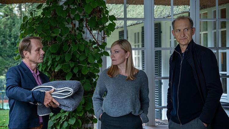 Kommissar Siever (Peter Heinrich Brix, rechts) besucht ein wohlhabendes Ehepaar, das seinen Hund vermisste: Zwischen Inge (Johanna Christine Gehlen) und Helmut Westphal (Ole Schlo&szlig;hauer) scheint eine gewisse Grundentt&auml;uschtheit zu herrschen.