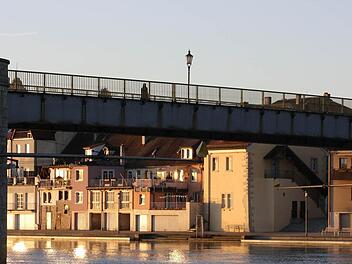 Selbst das schönste Morgenlicht kann  nicht  darüber  hinwegtäuschen, dass die Alte Mainbrücke dringend saniert werden muss.    Foto: Diana Fuchs