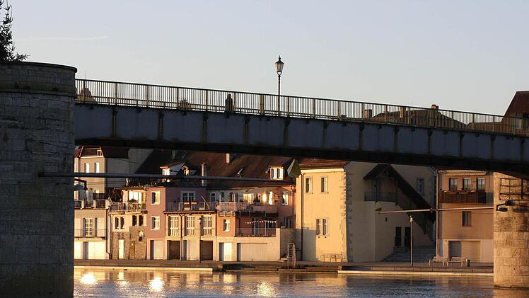 Selbst das schönste Morgenlicht kann  nicht  darüber  hinwegtäuschen, dass die Alte Mainbrücke dringend saniert werden muss.    Foto: Diana Fuchs