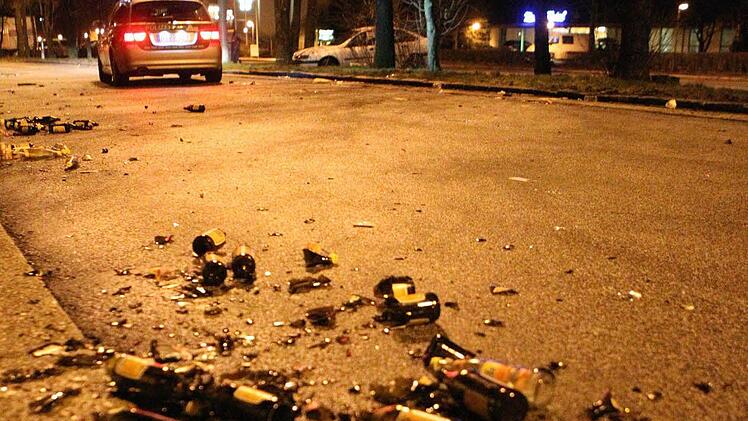 Nach der Randale: Scherben liegen am Boden. Foto: News 5/Herse