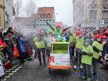 Konfetti und gute Laune. Trotz der kalten Temperaturen wurde in Bambergs Innenstadt ausgelassen gefeiert. Foto: RiegerPress