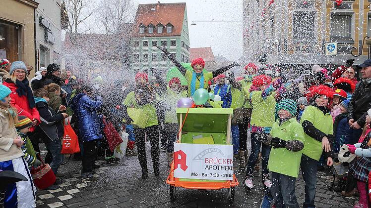 Konfetti und gute Laune. Trotz der kalten Temperaturen wurde in Bambergs Innenstadt ausgelassen gefeiert. Foto: RiegerPress