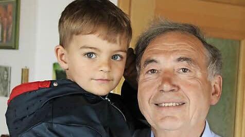 Martin Beckert mit seinem Enkel Julian, der das erste Mal mitwallt.