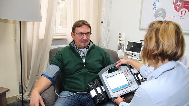 Nicht die Patienten fahren, sondern der Arzt wird zugeschaltet: Auf dem Foto stellen Udo Heimann und Marion Hümmler vom Bad Kissinger Zentrum für Telemedizin das im Januar anlaufende Fokusprojekt Mona (für mobile netzwerkmedizinische Assistenz) nach. Foto: Ralf Ruppert