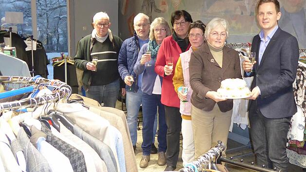 Hochwertige Kleidung und Stoffe gibt es in der Heldritter "Klamotte", einer Kleiderkammer, die jetzt f&uuml;nf Jahre besteht. Von links: Karl-Heinz M&uuml;ller, Michael Fischer, Helga Hoffmann, Ulrike Bayerlein, Marina Carl, Gabriele Lang und B&uuml;rgermeister Tobias Ehrlicher Foto: Volker Gundel