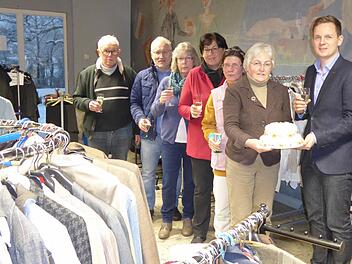 Hochwertige Kleidung und Stoffe gibt es in der Heldritter "Klamotte", einer Kleiderkammer, die jetzt fünf Jahre besteht. Von links: Karl-Heinz Müller, Michael Fischer, Helga Hoffmann, Ulrike Bayerlein, Marina Carl, Gabriele Lang und Bürgermeister Tobias Ehrlicher Foto: Volker Gundel