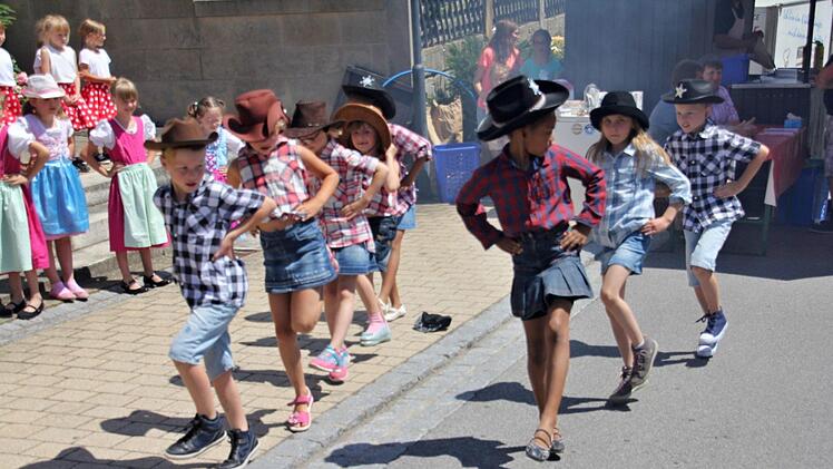Die "Concordia-Kids" wirbelten mit flotten Tänzen trotz Sommerhitze und ernteten reichlich Beifall. Fotos: Helmut Will