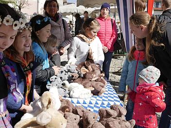 Die Kinder der Trachtengruppe hatten die ehrenvolle Aufgabe übernommen, Plüschtiere an die jüngsten Besucher der Frühlingsfeier zu verteilen und kamen ihrer Aufgabe mit viel Freude nach.Manja von Nida