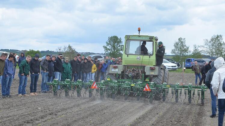 Hat die Maschine auch Maispflanzen erwischt, oder nur Beikräuter? Die Landwirte sind gespannt.