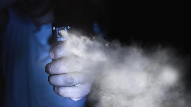 Die Unbekannten raubten dem 25-J&auml;hrigen das Handy und spr&uuml;hten ihm Pfefferspray ins Gesicht.  Symbolfoto: Jevgenij/Adobe Stock