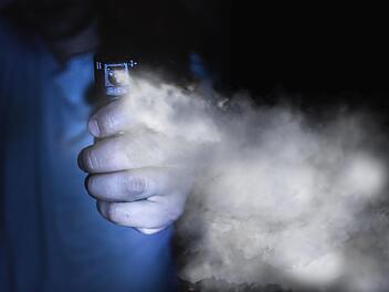 Die Unbekannten raubten dem 25-Jährigen das Handy und sprühten ihm Pfefferspray ins Gesicht.  Symbolfoto: Jevgenij/Adobe Stock