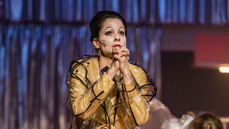 Turbulentes Bühnenvergnügen: Die Komödie "Bezahlt wird nicht!" von Dario Fo feierte Premiere am Landestheater Coburg.Foto: Angelina Bauer-Kalter
