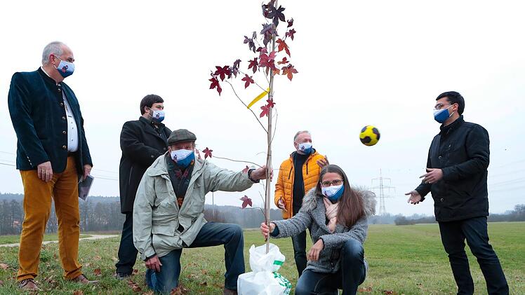 Tore werfen für den Umweltschutz: das wollen die Handballer des HC Bamberg. Die HC-Verantwortlichen Dirk van Elk, Kolja Kneuer, Peter Breidenbach und Gundhelsheims Bürgermeister Jonas Merzbacher (hinten von links) freuen sich über das neue Projekt. Vorne von links: Herwig Patzelt von der Baumschule "Patzelt" und Jeanette Frank vom Landschaftsbau "Galarosa". Foto: Matthias Hoch