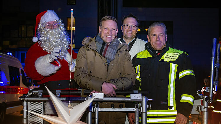 Erlangen: Weihnachtliche Blaulichtaktion erfreut Klinikum - Kinderaugen "funkelten groß"
