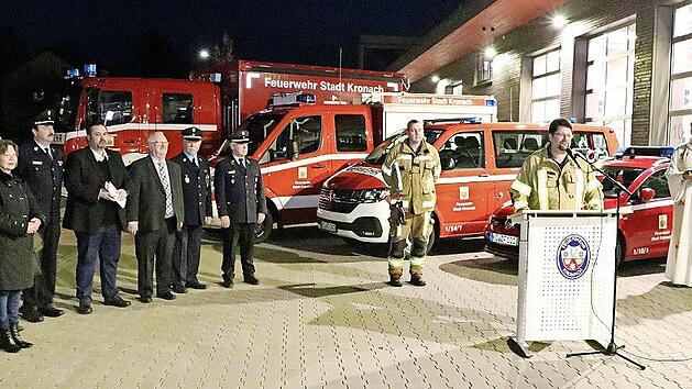Dekanin Ulrike Schorn (rechts) und Domkapitular Thomas Teuchgr&auml;ber segneten vier neue Fahrzeuge der Feuerwehr Kronach und die Feuerwehrleute, die damit zum Einsatz fahren.