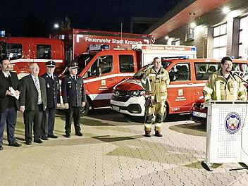 Dekanin Ulrike Schorn (rechts) und Domkapitular Thomas Teuchgräber segneten vier neue Fahrzeuge der Feuerwehr Kronach und die Feuerwehrleute, die damit zum Einsatz fahren.