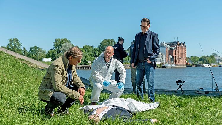In der ersten Folge der zwölften Staffel fischen Finn Kiesewetter (Sven Martinek, links), Dr. Henning Strahl (Christoph Tomanek, Mitte) und Lars Englen (Ingo Naujoks, rechts) eine männliche Leiche aus der Trave.
