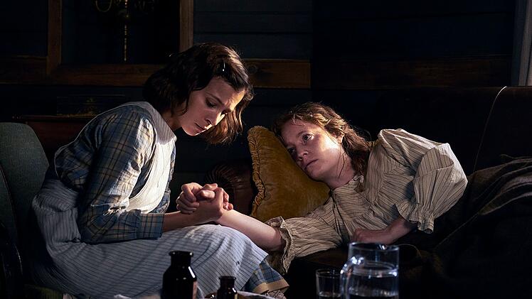 Delphine (Aylin Tezel, links) k&uuml;mmert sich um die kranke Eva (Leonie Benesch).