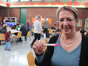 Verena Spitzer bei einer Typisierungsaktion. In der Ampulle ist das Wattestäbchen für die Analyse der Gewebemerkmale. Die Mitarbeiterin der Aktion Knochenmarkspende Bayern litt selber an Leukämie und wurde vor 19 Jahren durch eine Transplantation geheilt. Fotos: Tobias Kindermann