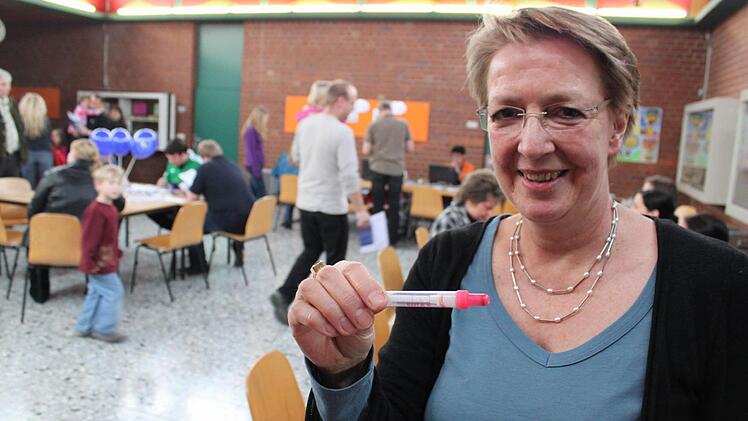 Verena Spitzer bei einer Typisierungsaktion. In der Ampulle ist das Wattestäbchen für die Analyse der Gewebemerkmale. Die Mitarbeiterin der Aktion Knochenmarkspende Bayern litt selber an Leukämie und wurde vor 19 Jahren durch eine Transplantation geheilt. Fotos: Tobias Kindermann