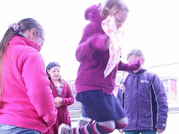 Wird auf dem Münnerstädter Pausenhof kaum noch gespielt: Gummi-Twist. Foto: Heike Beudert