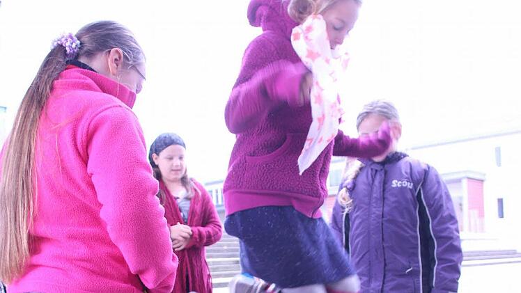 Wird auf dem Münnerstädter Pausenhof kaum noch gespielt: Gummi-Twist. Foto: Heike Beudert