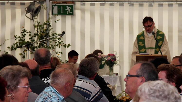 Pfarrer Jaroslaw bei der Predigt. Foto: Johanna Blum