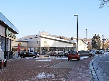 Die neu eröffneten Supermärkte in der Callenberger Straße sollen auch per Bus erreichbar sein, fordert die Fraktion von CSU/JC. Die SÜC Bus & Aquaria GmbH soll nun angewiesen werden, bei der laufenden Liniennetzüberprüfung die Callenberger Straße zu berücksichtigen. Foto: Stefan Zopf