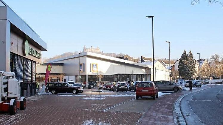 Die neu eröffneten Supermärkte in der Callenberger Straße sollen auch per Bus erreichbar sein, fordert die Fraktion von CSU/JC. Die SÜC Bus & Aquaria GmbH soll nun angewiesen werden, bei der laufenden Liniennetzüberprüfung die Callenberger Straße zu berücksichtigen. Foto: Stefan Zopf