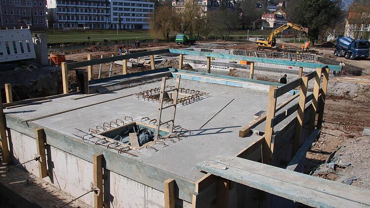 Das Technik-Gebäude ist bereits fertig betoniert, demnächst werden die Löcher für die Druckleitungen gebohrt. Auf dem Dach des Pump-Hauses entsteht eine kleine Aussichtsplattform an der Ludwigstraße. Foto: Ralf Ruppert