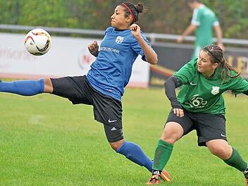TSV Lonnerstadt - TSV Brand: Kathrin Litz (rechts) schoss die Heimelf in Führung, hatte in dieser Szene aber das Nachsehen gegen Abwehrspielerin Gizem Keceli.