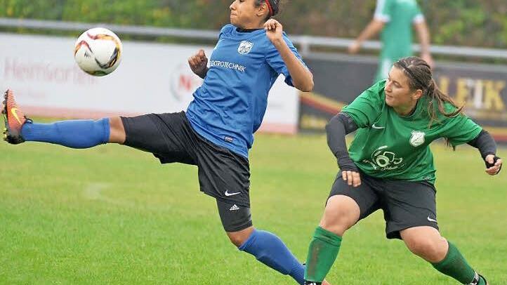 TSV Lonnerstadt - TSV Brand: Kathrin Litz (rechts) schoss die Heimelf in Führung, hatte in dieser Szene aber das Nachsehen gegen Abwehrspielerin Gizem Keceli.