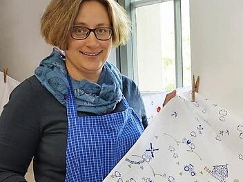 Kursleiterin Beatrice Rose-Ebel zeigte, welche Kunstwerke sich mit dem textilen Handdruck herstellen lassen. Fotos: Björn Hein