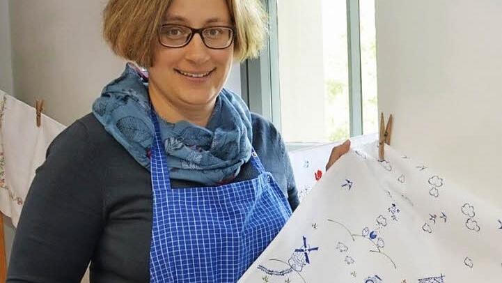 Kursleiterin Beatrice Rose-Ebel zeigte, welche Kunstwerke sich mit dem textilen Handdruck herstellen lassen. Fotos: Björn Hein