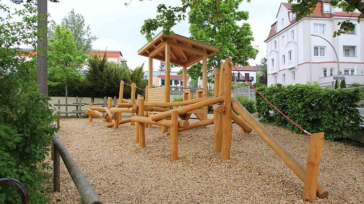 Ein Kletterparcours mit Pavillon steht nun im Pausenhof der Anton-Kliegl-Mittelschule .  Fotos: Raphael Lohscheidt