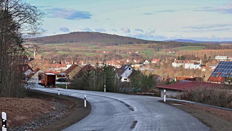 Die Ortseinfahrt Ebern aus Richtung Gleusdorf: Dort wird  dem Ortsschild ein Tempolimit mit 70 km/h vorgelagert, weil der Verkehr vor der Einfahrt  "Mannlehn"  abgebremst werden soll.