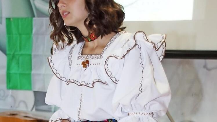 Gabriela erklärte, welche Details besondere Bedeutung an der rumänischen Tracht haben.