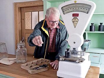 Bar zahlen oder anschreiben lassen: Beides ging früher in den Tante-Emma-Läden. Der Heimatverein bietet am Tag des offenen Denkmals am Sonntag, 8. September, Führungen durch den ehemaligen Tante-Emma-Laden in der Herzogenauracher Hauptstraße 12 an.  Foto: Richard Sänger