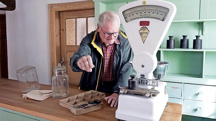 Bar zahlen oder anschreiben lassen: Beides ging früher in den Tante-Emma-Läden. Der Heimatverein bietet am Tag des offenen Denkmals am Sonntag, 8. September, Führungen durch den ehemaligen Tante-Emma-Laden in der Herzogenauracher Hauptstraße 12 an.  Foto: Richard Sänger