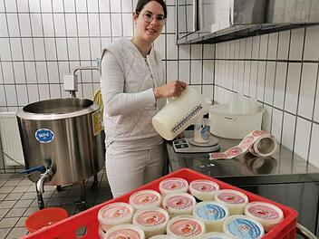 Elisabeth Otzmann stellt neuerdings Joghurt selbst her.  Fotos: Petra Malbrich