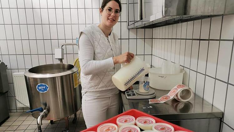 Elisabeth Otzmann stellt neuerdings Joghurt selbst her.  Fotos: Petra Malbrich