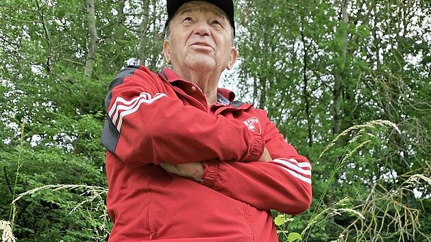Wenn G&uuml;nther Schaller an die traurigsten Stunden in der Vereinsgeschichte seines FC Kipfendorf denkt, werden Erinnerungen an Uwe Wich wach. Der damals 32-j&auml;hrige Spielertrainer starb auf dem Fu&szlig;ballplatz in Kipfendorf. Ein Gedenkstein nicht weit von der Stelle entfernt, an der der Fu&szlig;baller damals tot umfiel, erinnert an Uwe Wich.