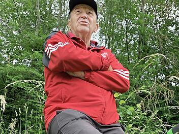 Wenn Günther Schaller an die traurigsten Stunden in der Vereinsgeschichte seines FC Kipfendorf denkt, werden Erinnerungen an Uwe Wich wach. Der damals 32-jährige Spielertrainer starb auf dem Fußballplatz in Kipfendorf. Ein Gedenkstein nicht weit von der Stelle entfernt, an der der Fußballer damals tot umfiel, erinnert an Uwe Wich.