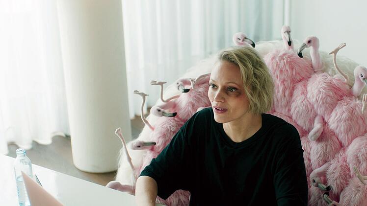 Sarah Bedford (Mavie H&ouml;rbiger) macht sich erst selbst zur Kanzlerin und rei&szlig;t dann die Macht an sich. Mit ihren Ideen und Ma&szlig;nahmen wird das Land immer mehr zum totalit&auml;ren Staat - ohne M&auml;nner, es sei denn, sie lassen sich kastrieren.