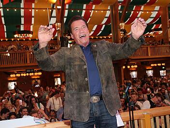 Arnold Schwarzenegger - hier 2016 bei seinem Auftritt im Sch&uuml;tzenzelt - ist auf der Wiesn Stammgast.