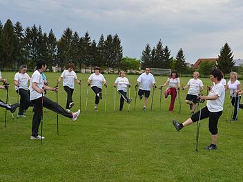 Carmen Kraus (rechts, vorne) und Brigitte Kraus (links, vorne) leiten die Lauf-10-Gruppe, hier beim Aufwärmtraining auf dem Gelände des SC Reichmannsdorf. Foto: Ronald Rinklef