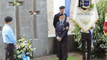 Kranzniederlegung am Ehrenmal der Gemeinde. Foto: Günther Straub